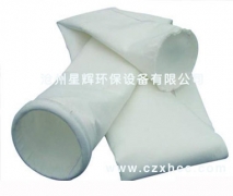 拒水防油針刺氈的生產(chǎn)流程如下： 纖維開松--梳理--鋪網(wǎng)--預(yù)刺--主刺--成氈--燒毛--軋光--浸漬PTFE(防水劑)--烘干--定型--軋制--卷裝。 濾布經(jīng)防水防油處理的過濾袋應(yīng)用在含濕量較大的場